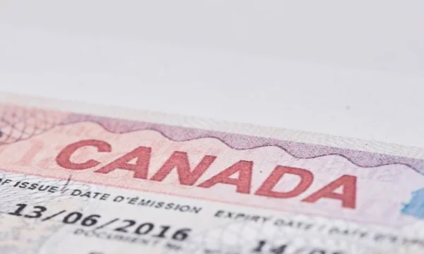 Як правильно заповнити анкету на канадську візу для вклеювання